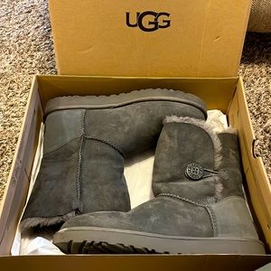 UGG Women’s Bailey Button II
Color: Winter Gray
Size: 12 W